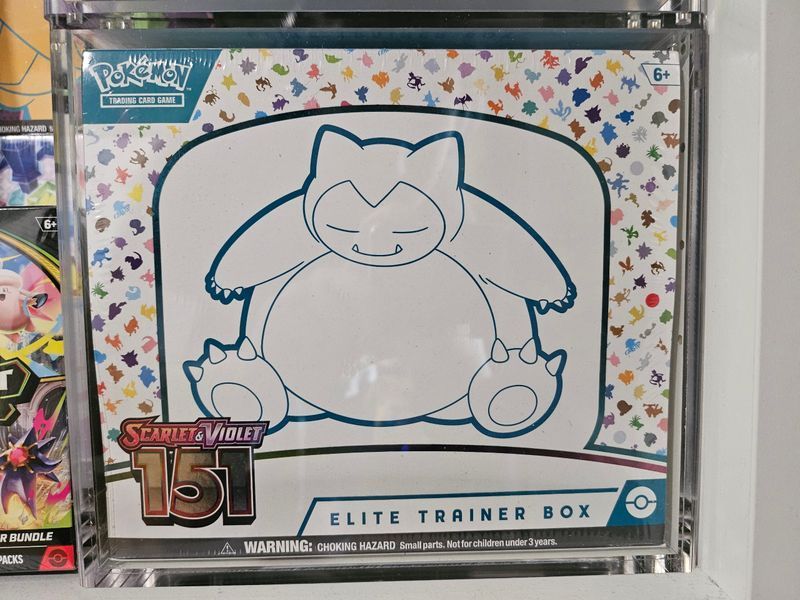 Зображення Pokemon 151 Elite Trainer Box в захисному акриловому кейсі