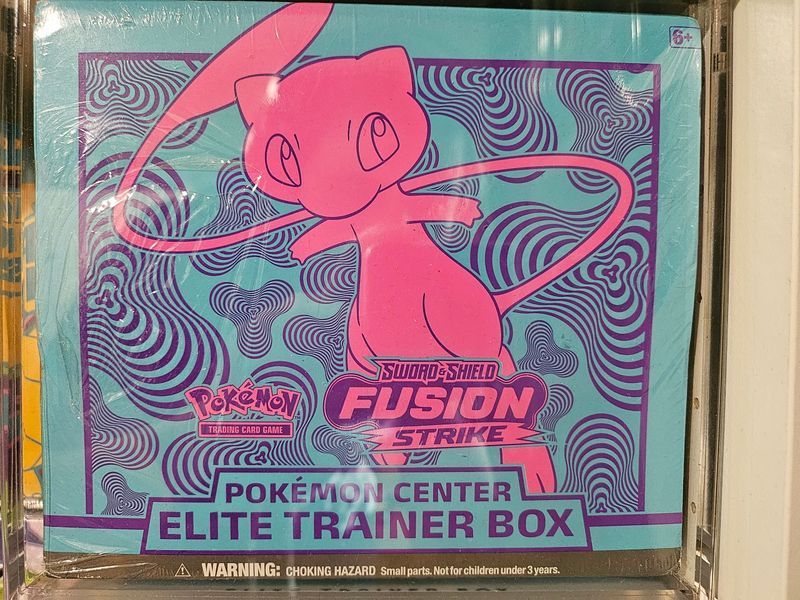 Зображення Pokemon Fusion Strike Elite Trainer Box [Pokemon Center]  в захисному акриловому кейсі